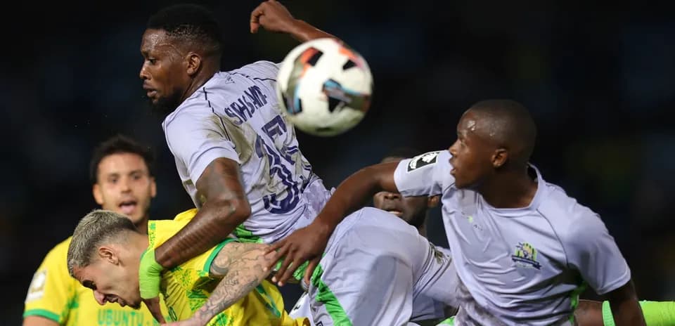 Jugadores luchando por el balón en el partido