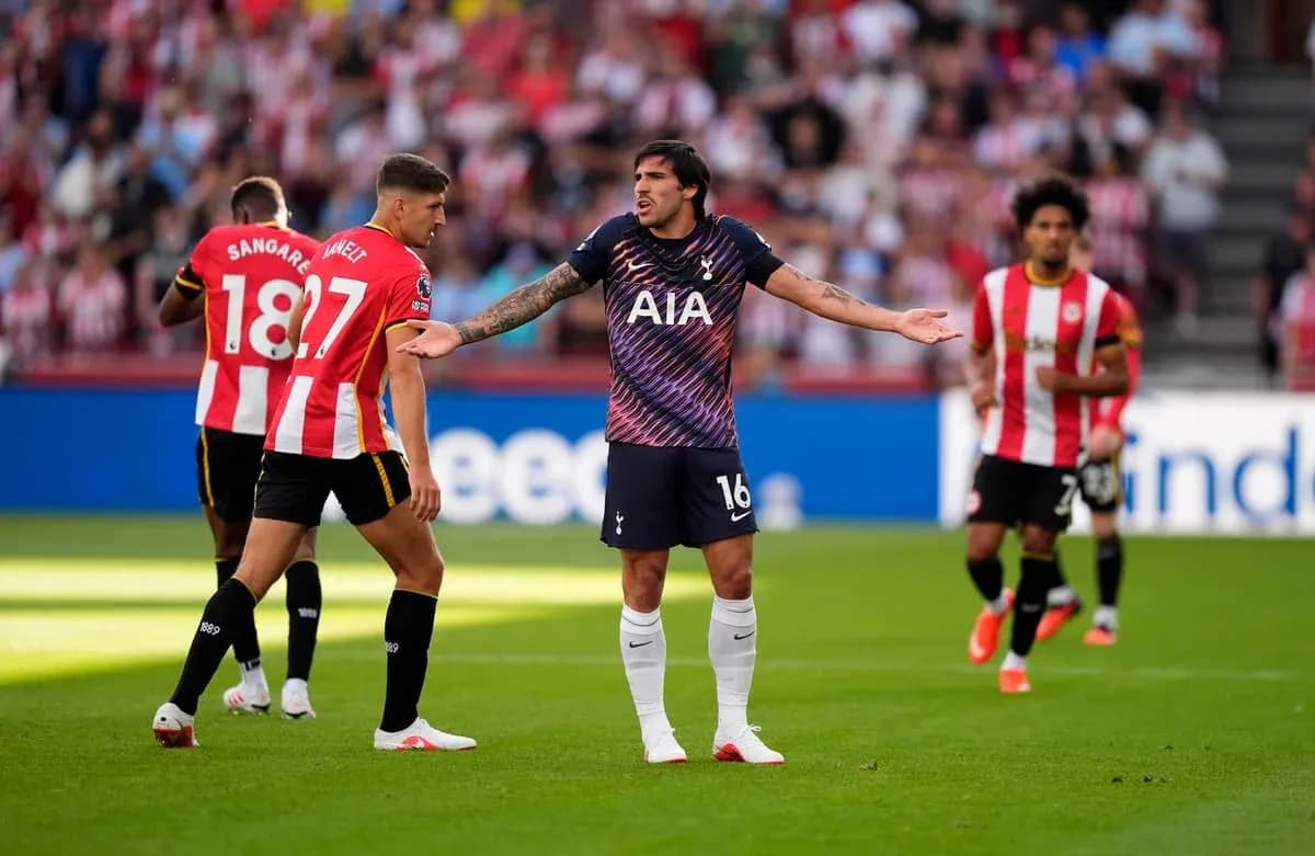 Jugadores de Tottenham y Brentford discutiendo en el campo