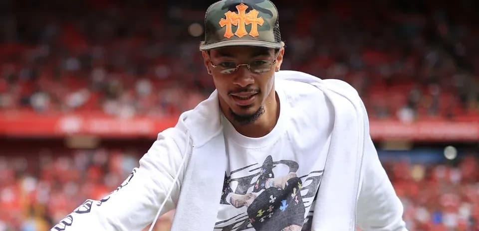 Jugador saludando en el estadio antes del partido