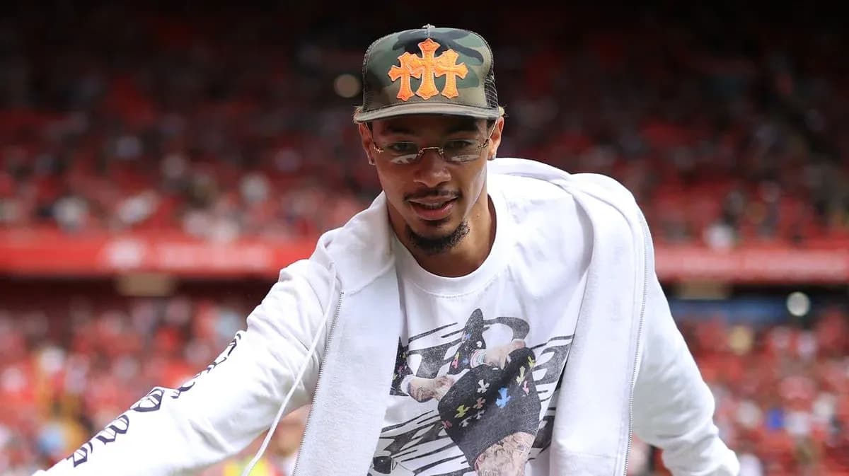 Jugador saludando en el estadio antes del partido