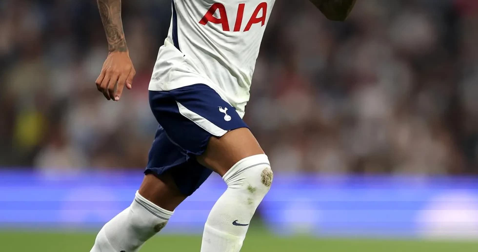 Jugador de Tottenham corriendo tras el balón