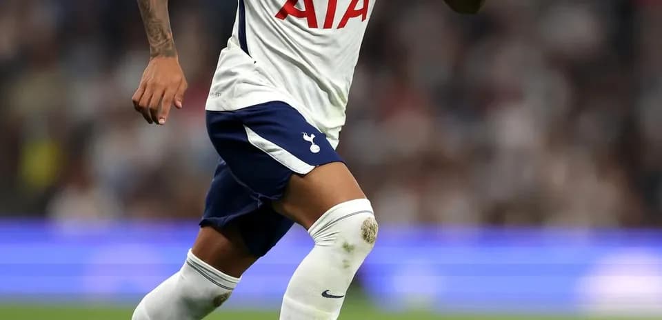 Jugador de Tottenham corriendo tras el balón