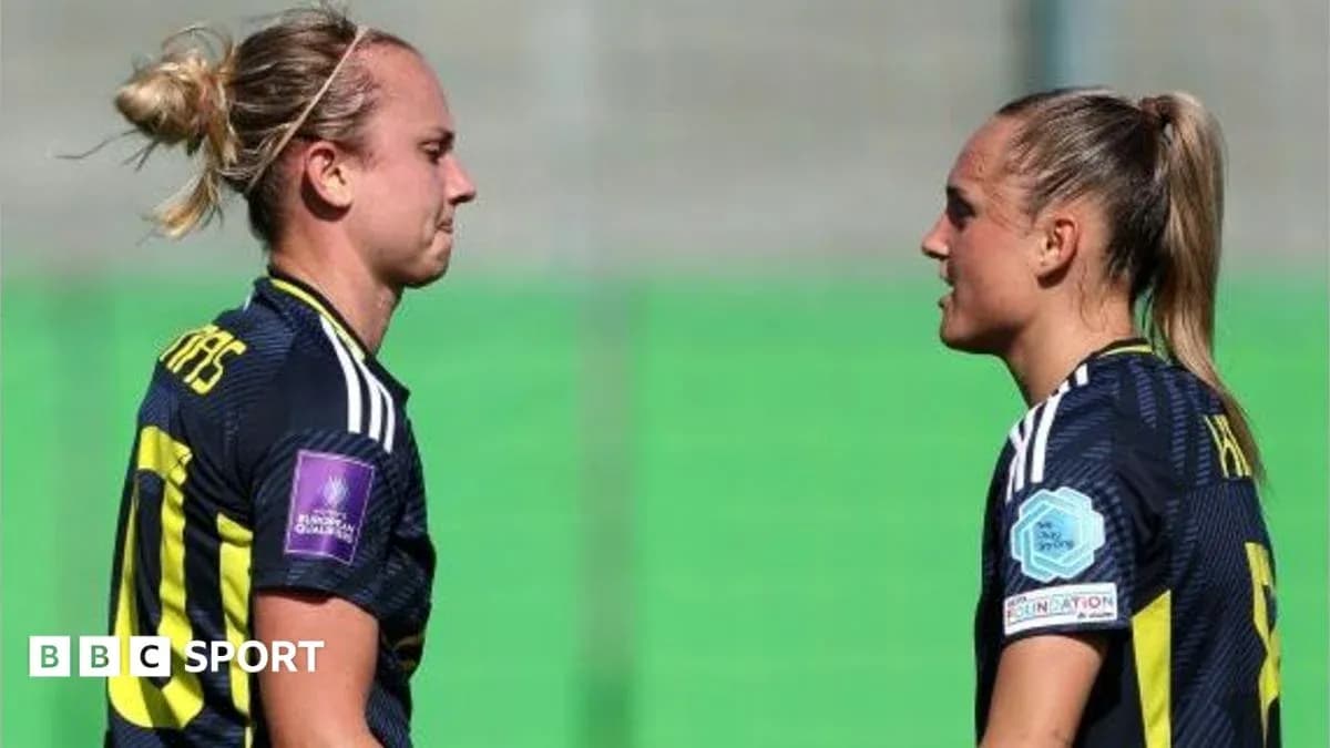 Dos jugadoras conversando en el campo de fútbol