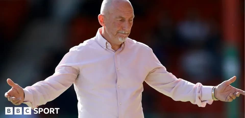 Entrenador gesticulando en el campo durante un partido