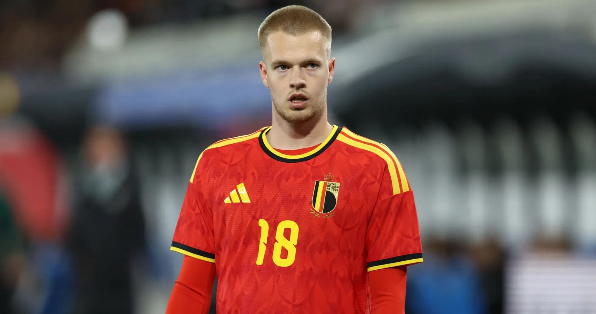 Jugador de Bélgica en uniforme rojo durante partido