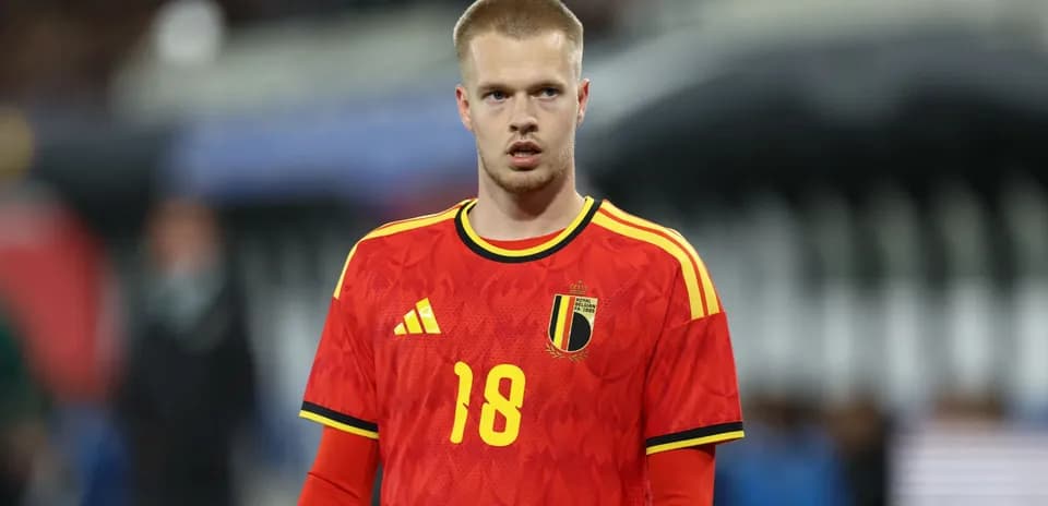 Jugador de Bélgica en uniforme rojo durante partido