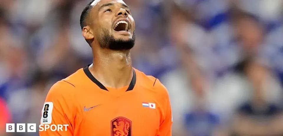 Jugador en uniforme naranja mirando al cielo