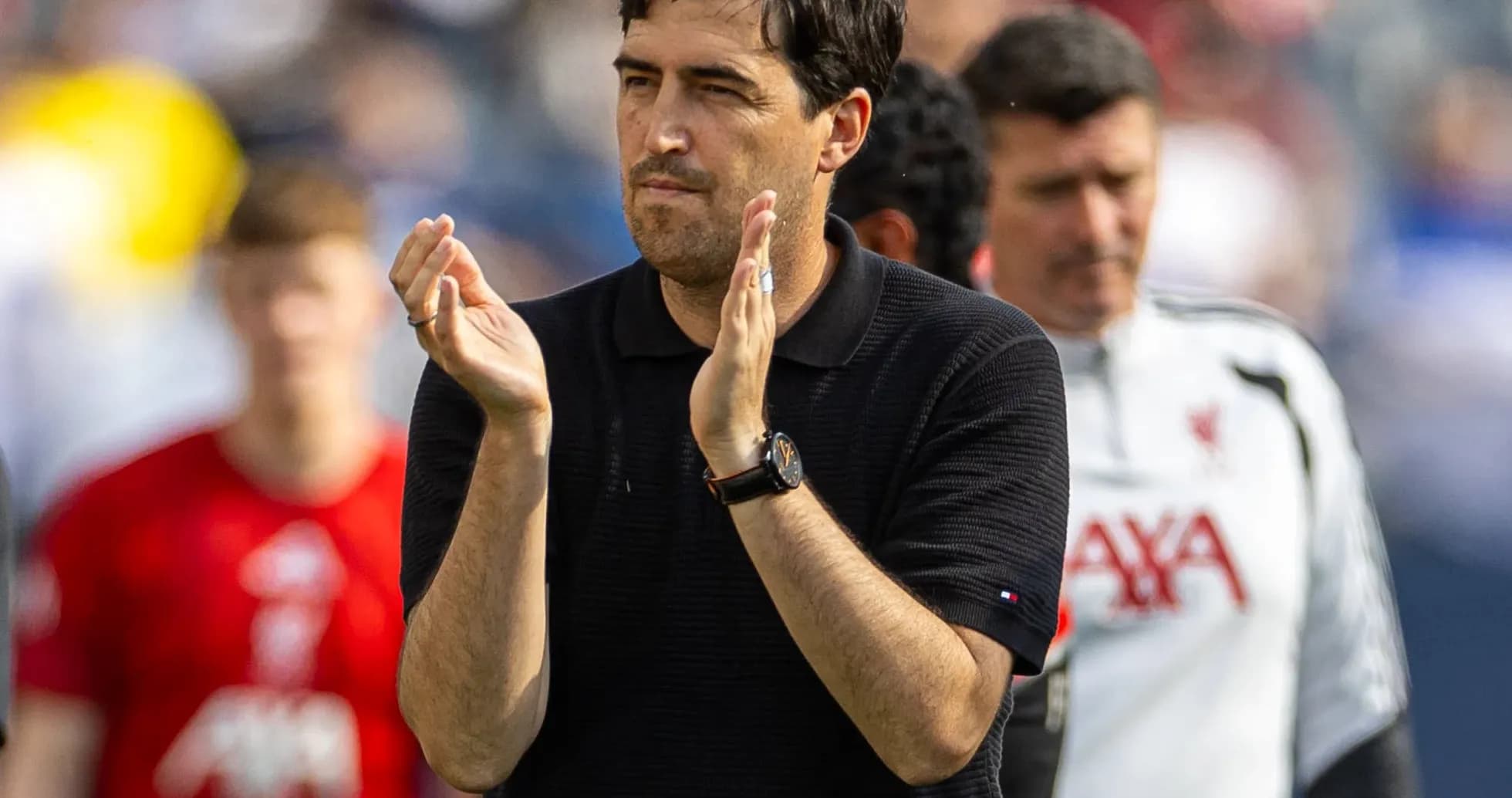 Entrenador aplaudiendo en el campo durante el partido