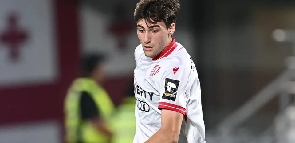 Jugador corriendo en el campo de fútbol