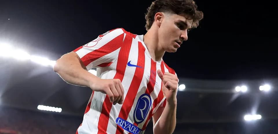 Jugador de fútbol con camiseta rayada en acción
