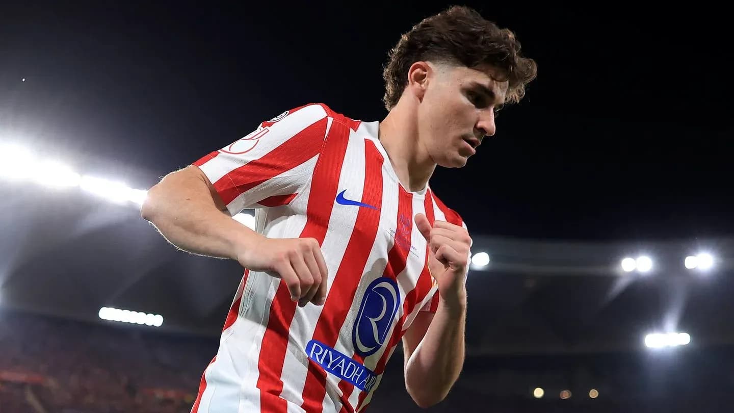 Jugador de fútbol con camiseta rayada en acción