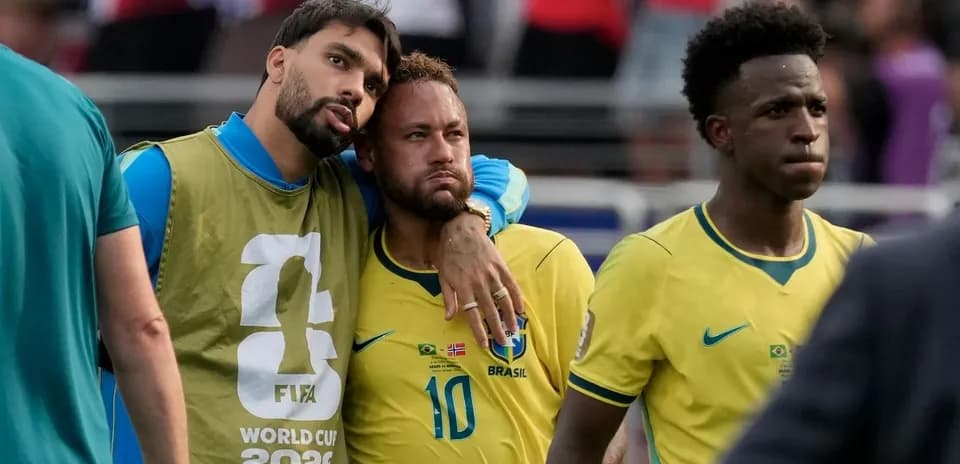 Jugadores de Brasil en el campo tras el partido