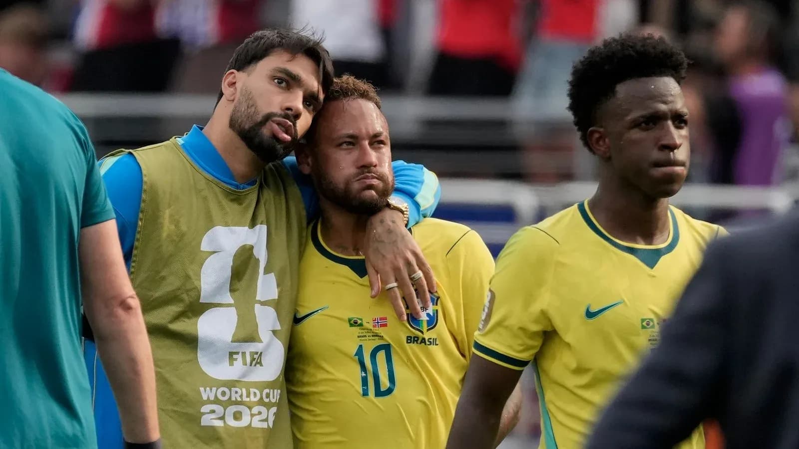 Jugadores de Brasil en el campo tras el partido