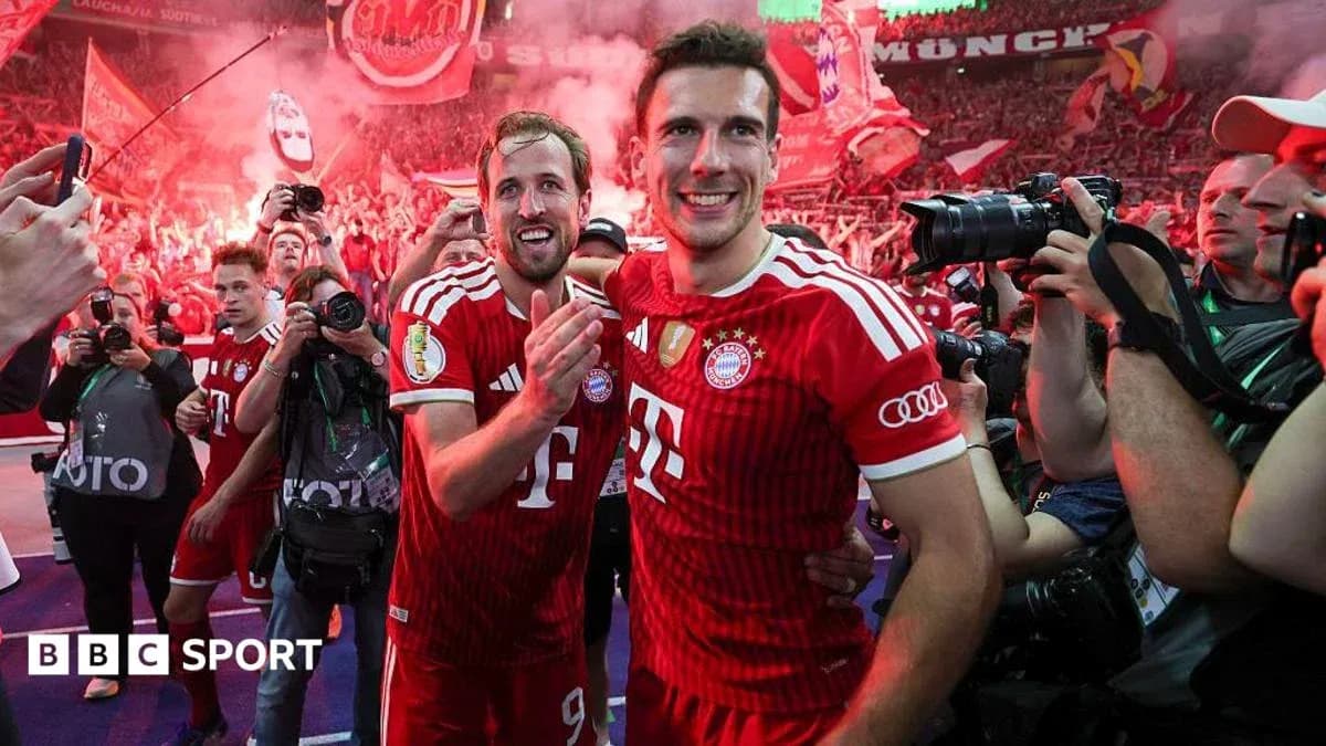 Jugadores de Bayern Múnich celebrando con aficionados