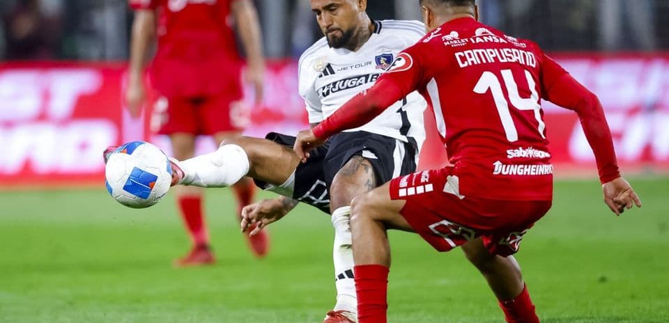 Acción entre Colo Colo y Nublense en el partido