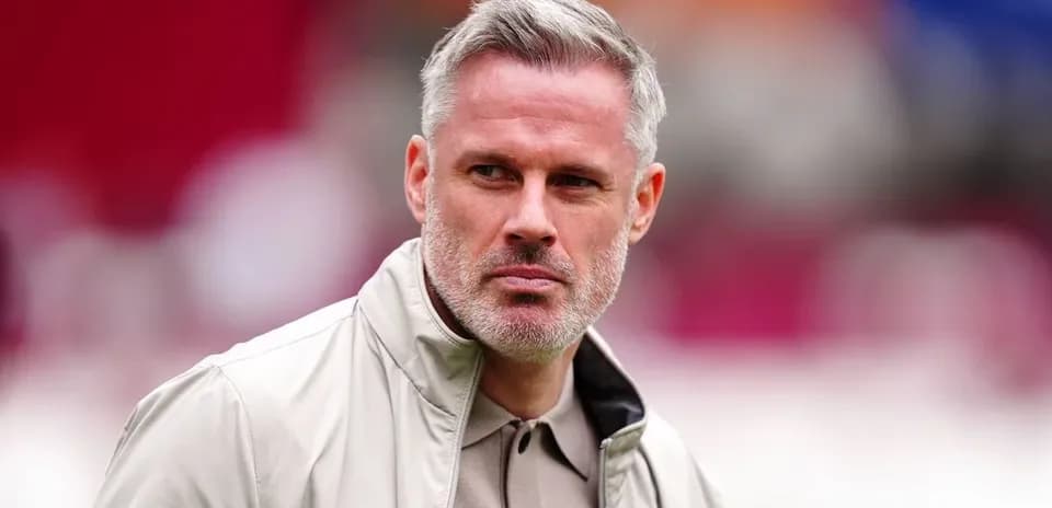 Hombre con cabello gris en un evento deportivo