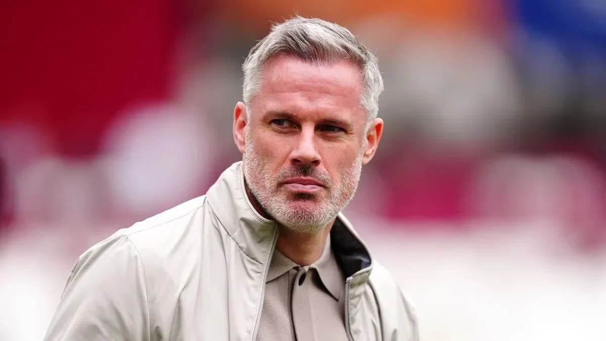 Hombre con cabello gris en un evento deportivo