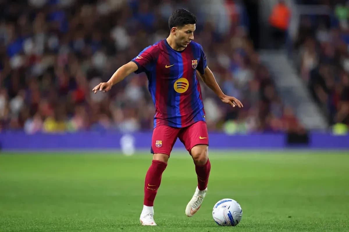 Jugador del Barcelona controlando el balón en el campo
