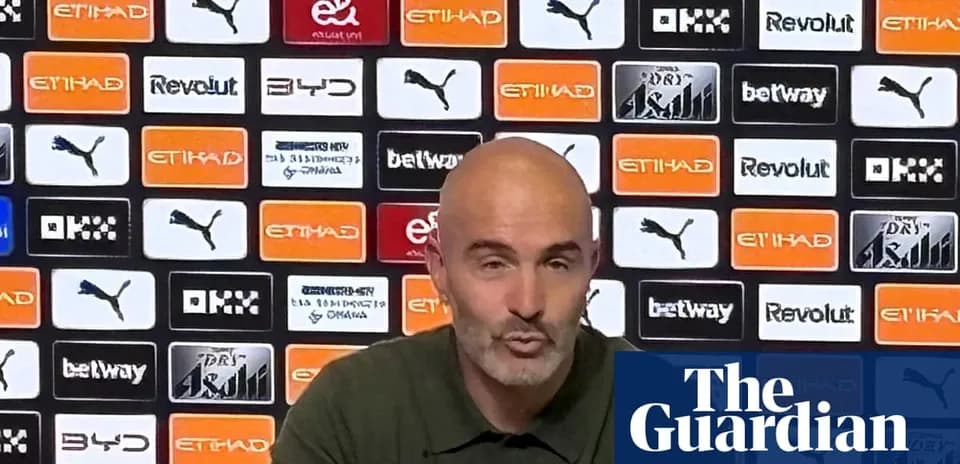 Entrenador hablando en la conferencia de prensa