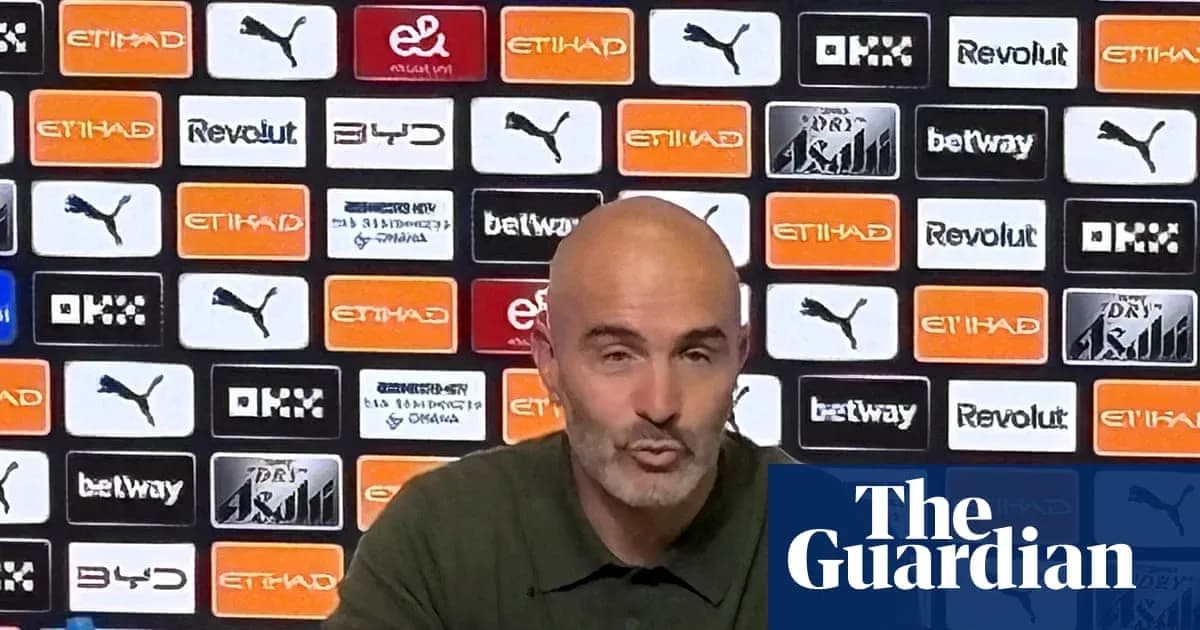 Entrenador hablando en la conferencia de prensa