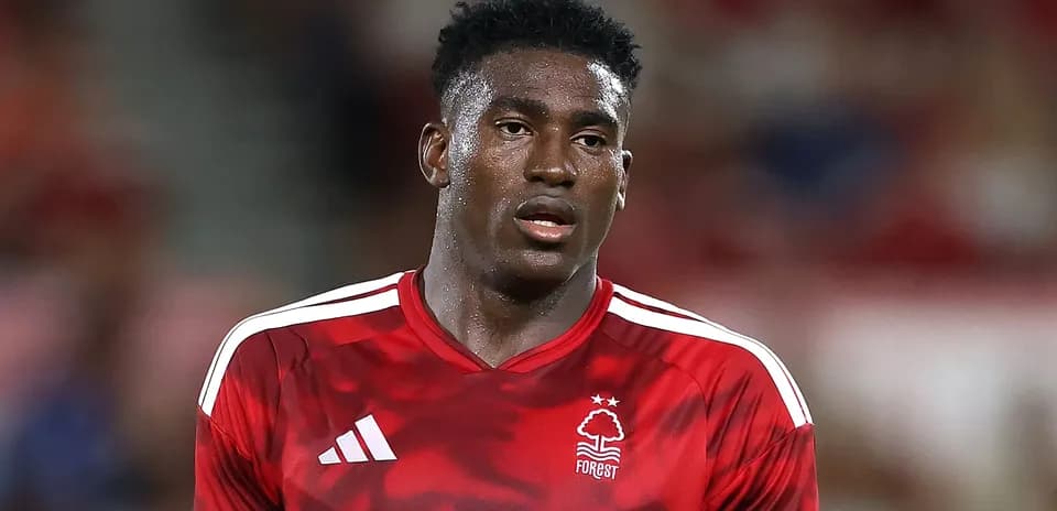 Jugador de Nottingham Forest en acción durante el partido