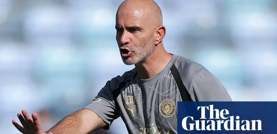 Entrenador dirigiendo a su equipo durante el entrenamiento