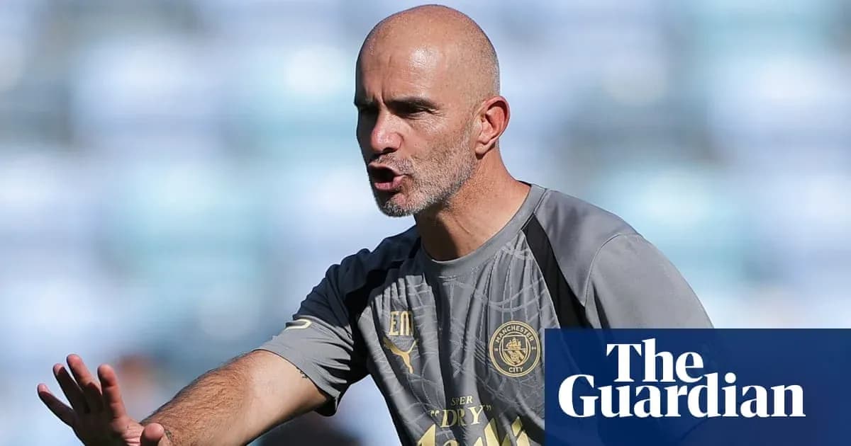 Entrenador dirigiendo a su equipo durante el entrenamiento