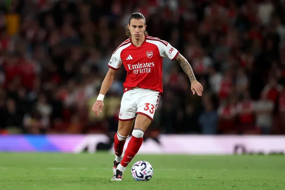 Jugador de Arsenal conduciendo el balón en el campo
