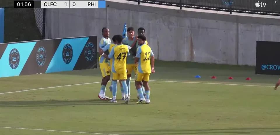 Jugadores de Crown Legacy celebrando un gol