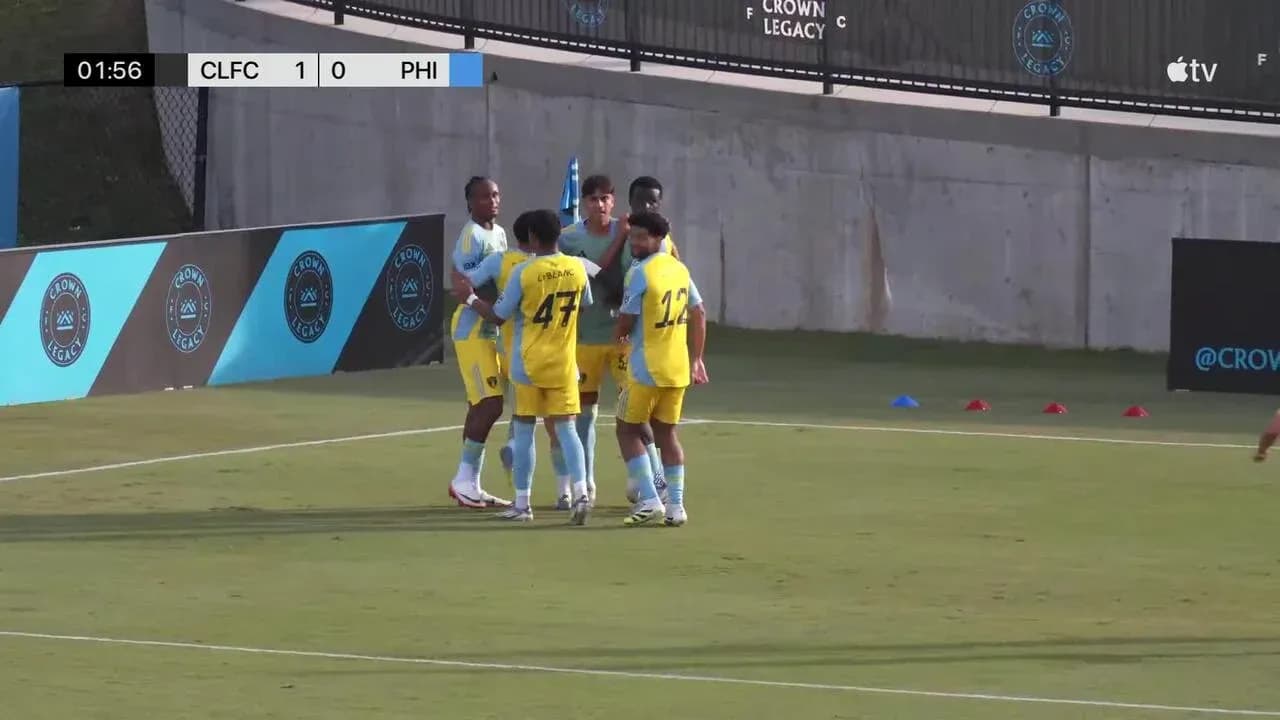 Jugadores de Crown Legacy celebrando un gol