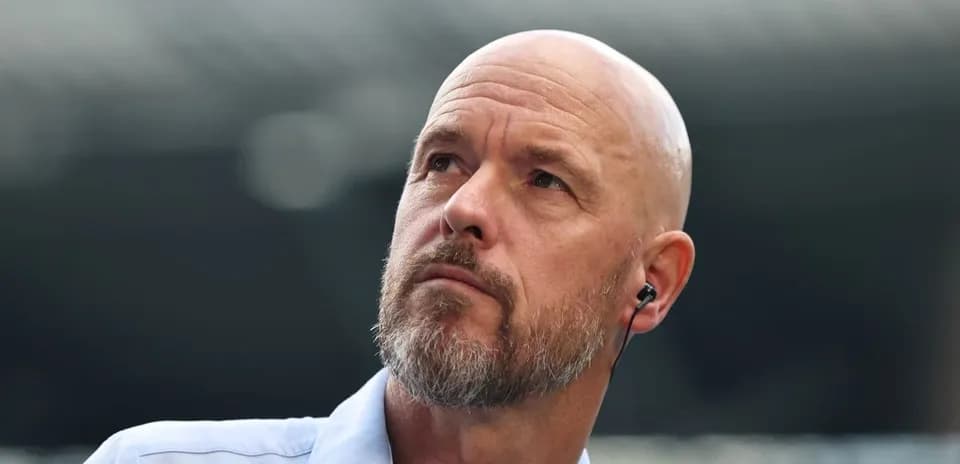 Hombre con auriculares en un estadio de fútbol