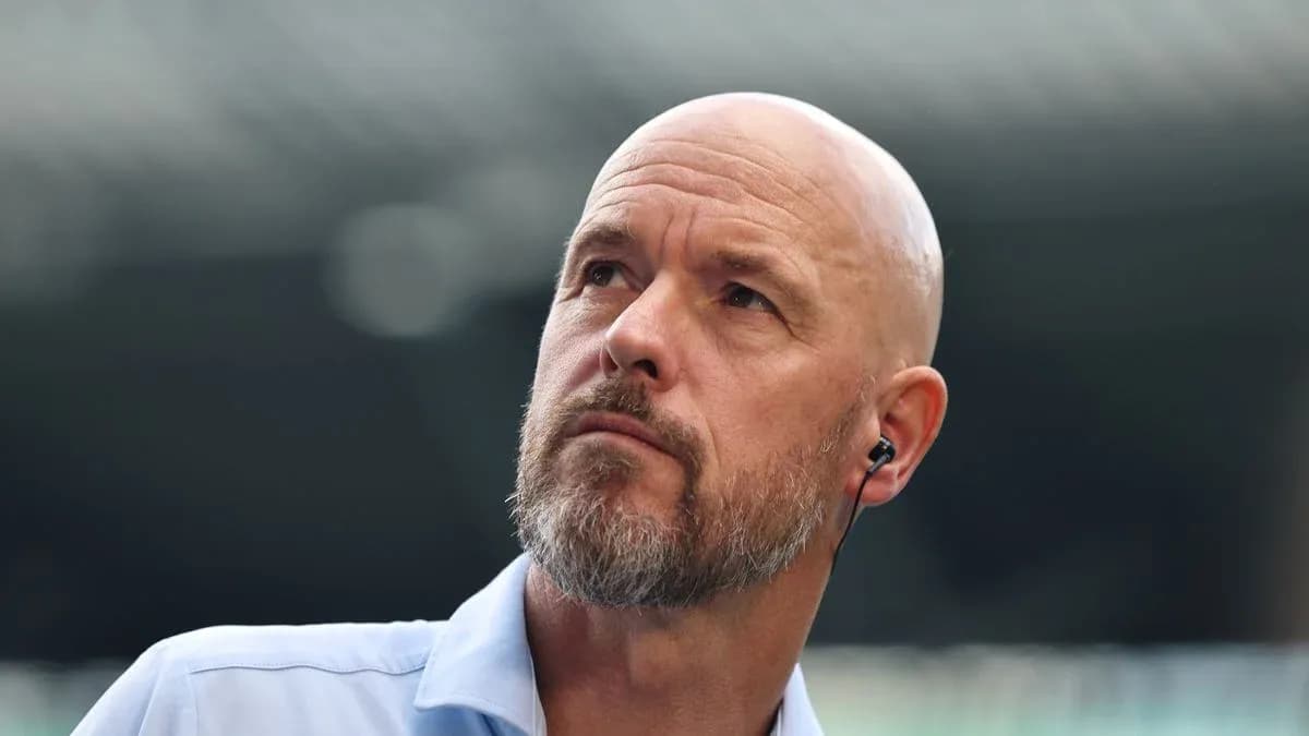 Hombre con auriculares en un estadio de fútbol