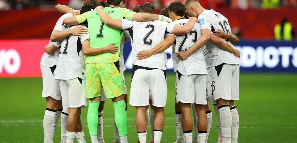 Equipo en círculo antes del inicio del partido