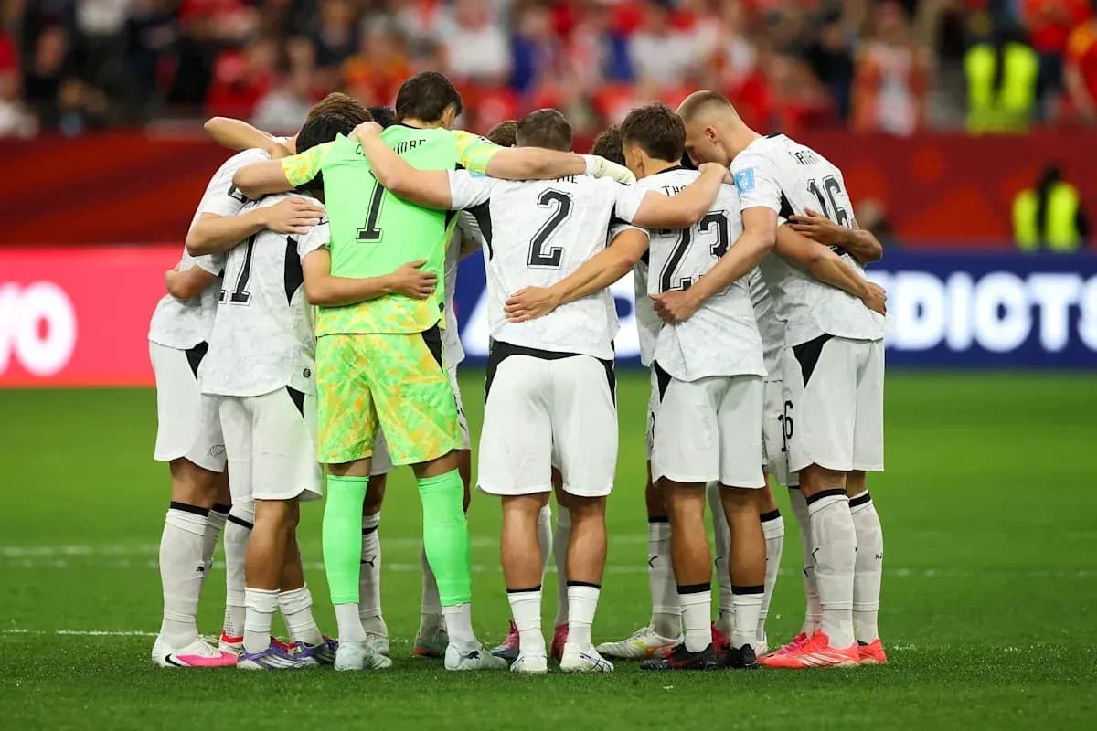 Equipo en círculo antes del inicio del partido