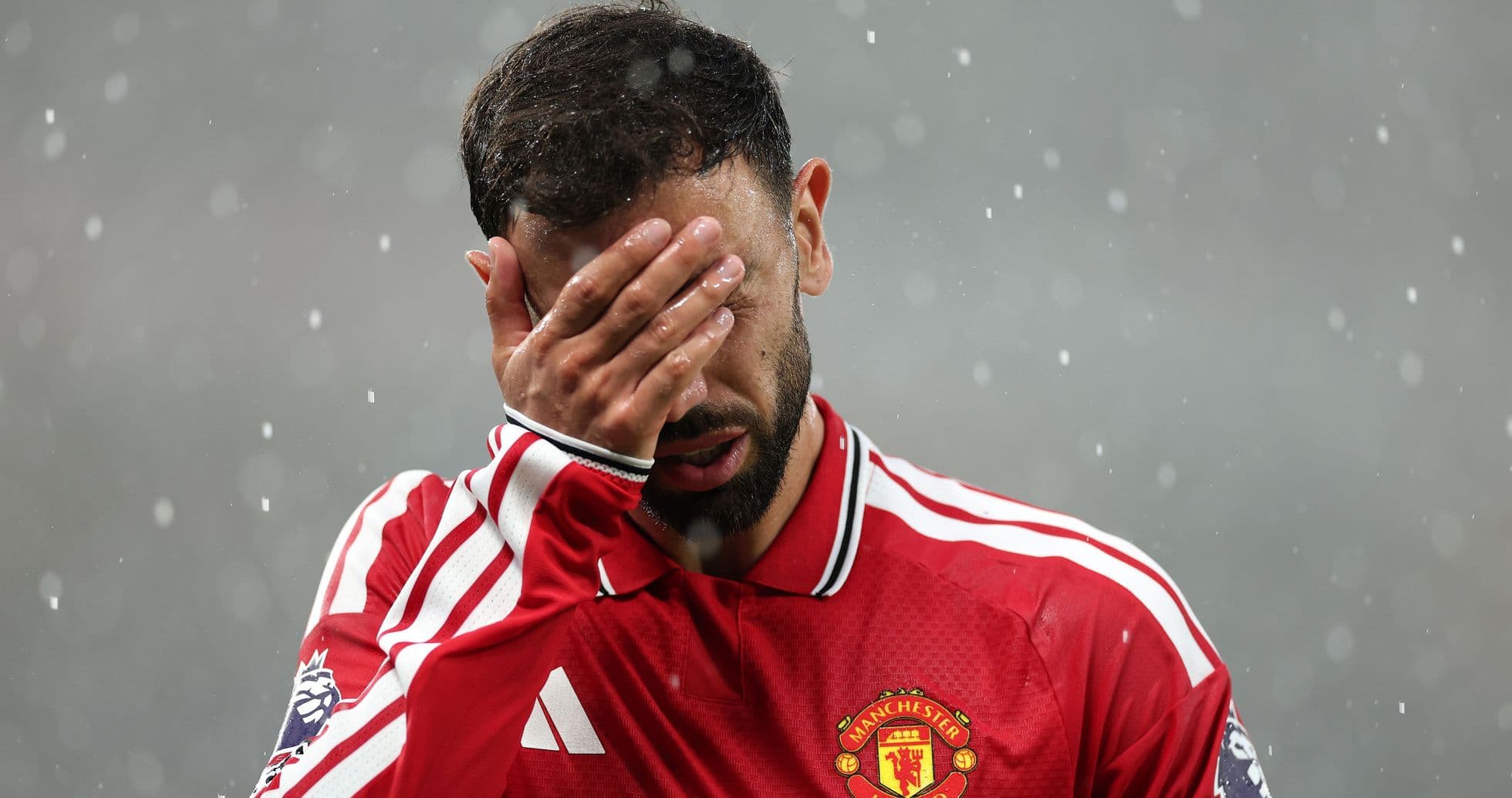 Jugador de Manchester United cubriéndose la cara con la mano