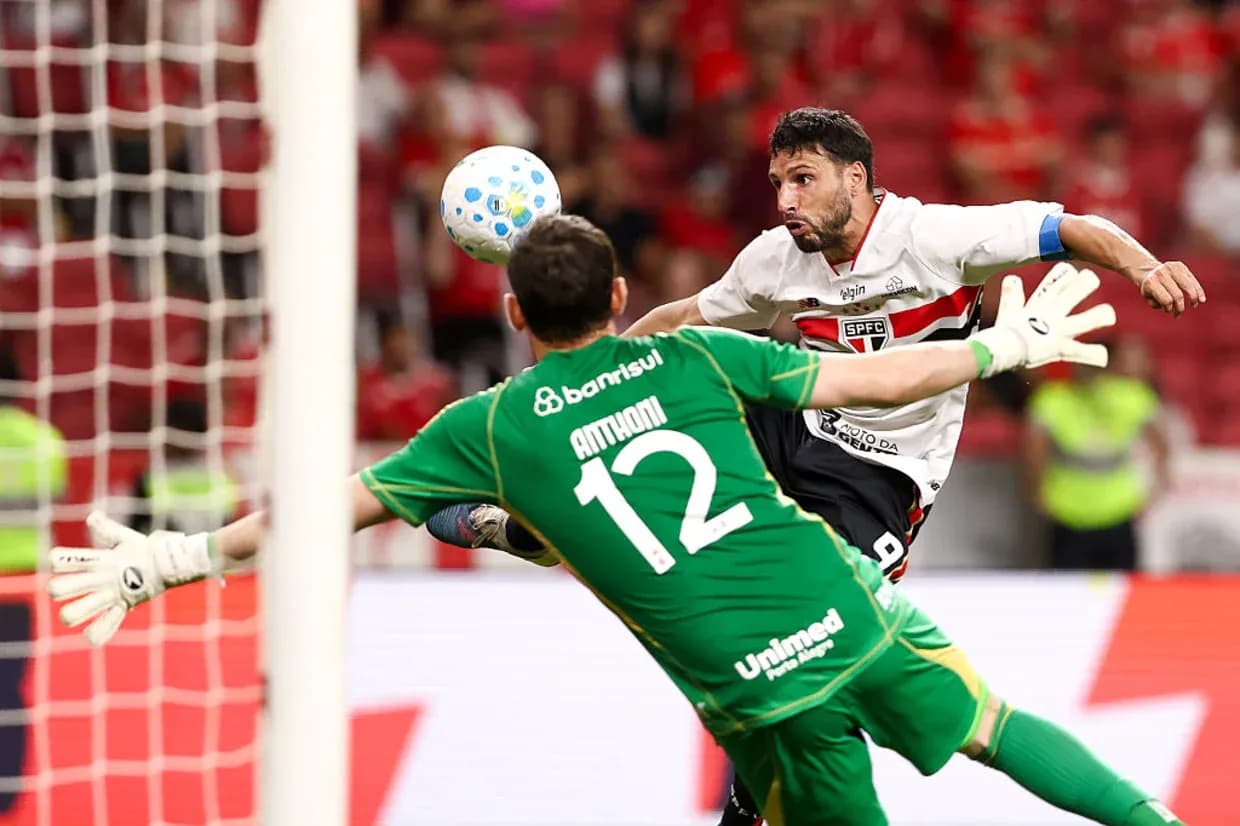 Jugador de Sao Paulo disparando a puerta