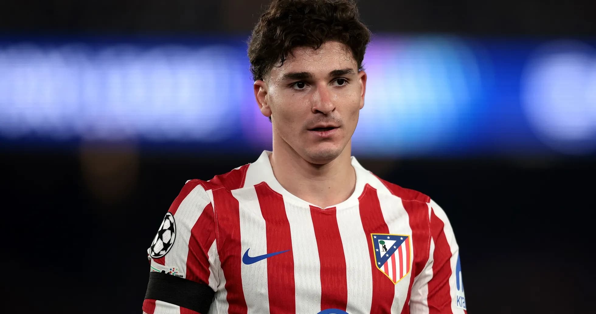 Jugador de Atlético de Madrid con camiseta rayada
