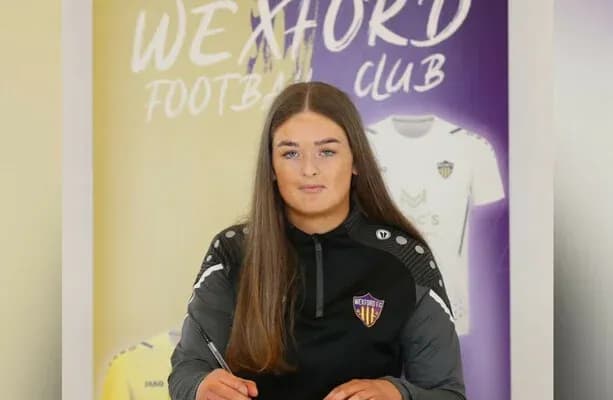 Jugadora firmando contrato con Wexford Football Club