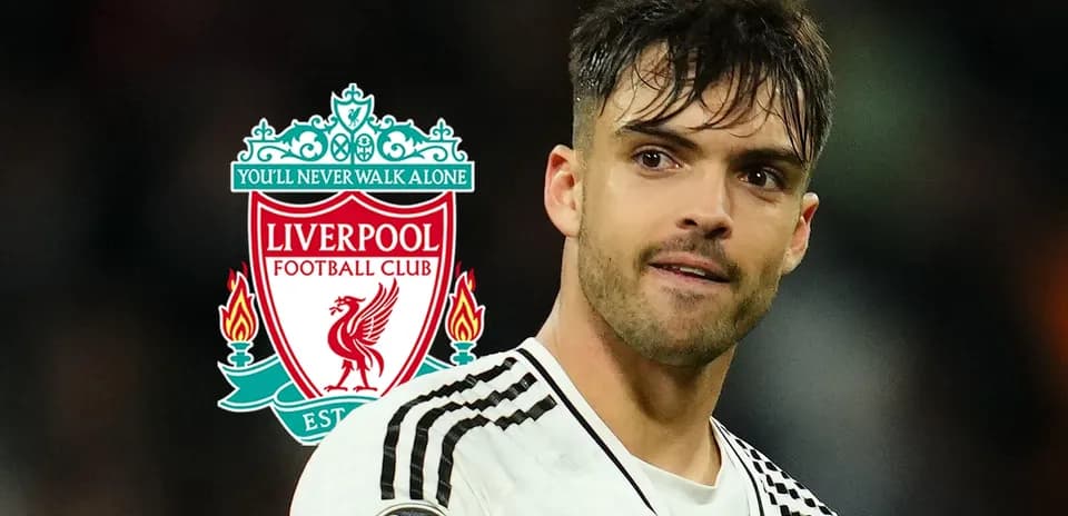 Jugador de fútbol con escudo del Liverpool de fondo