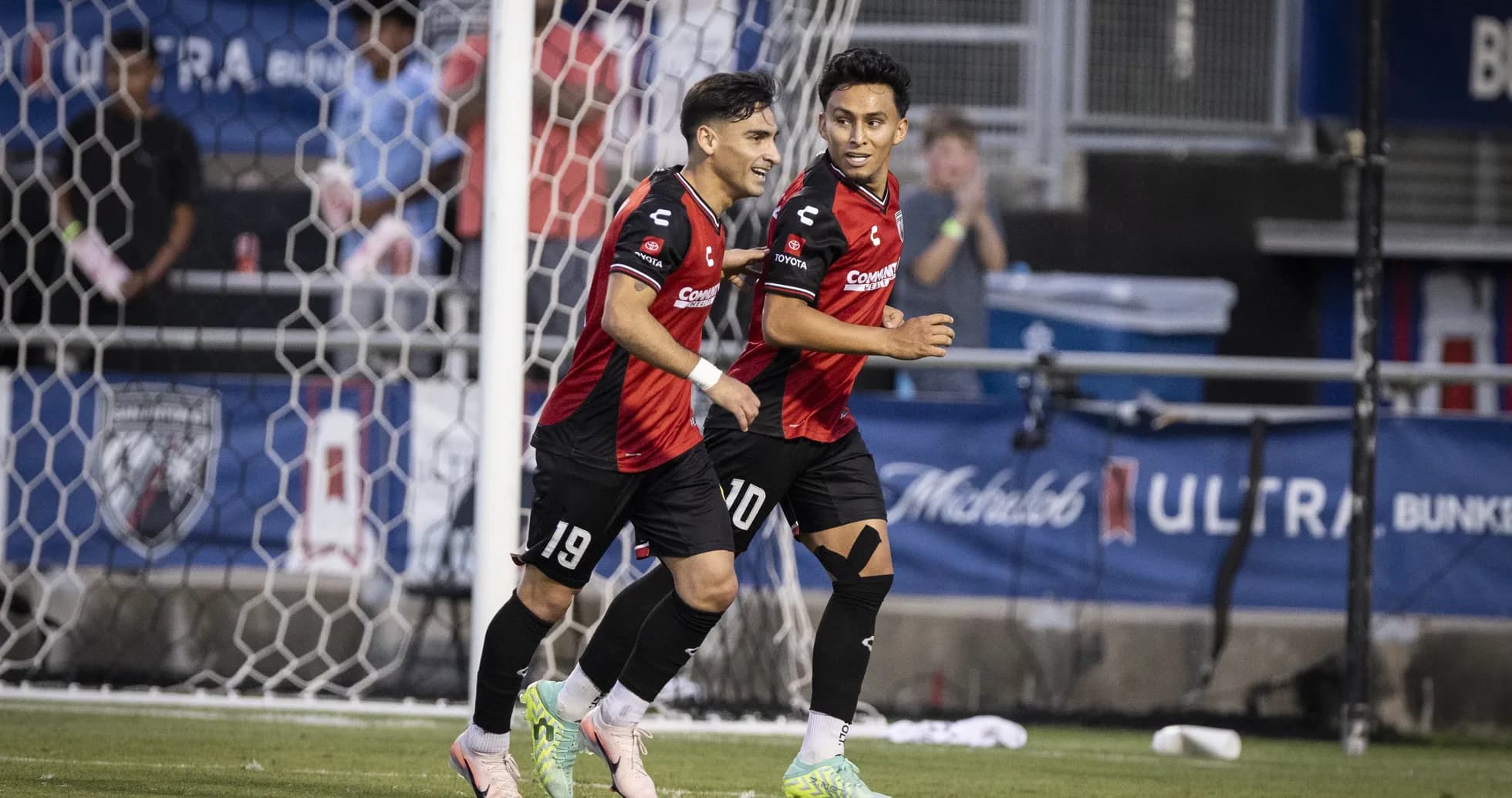Jugadores de San Antonio celebrando un gol