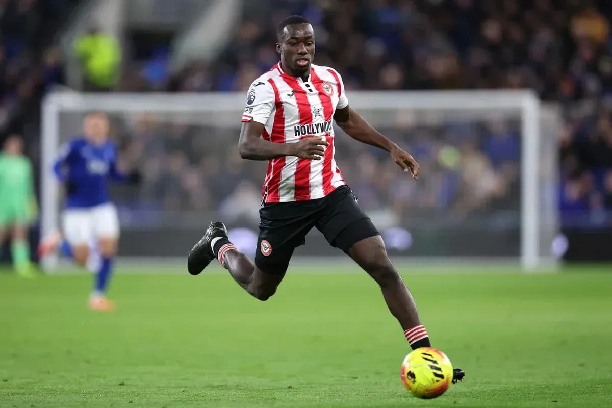 Jugador de Brentford corriendo con el balón en el campo