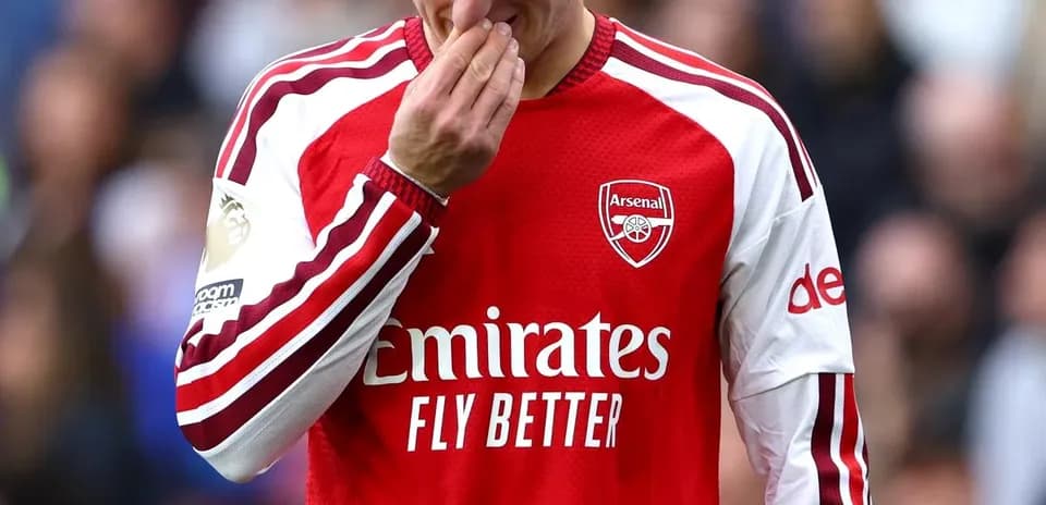 Jugador de Arsenal tocándose la cara durante el partido