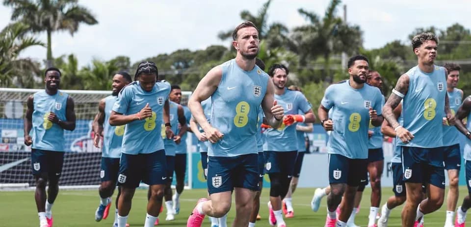 Jugadores de Inglaterra corriendo en entrenamiento