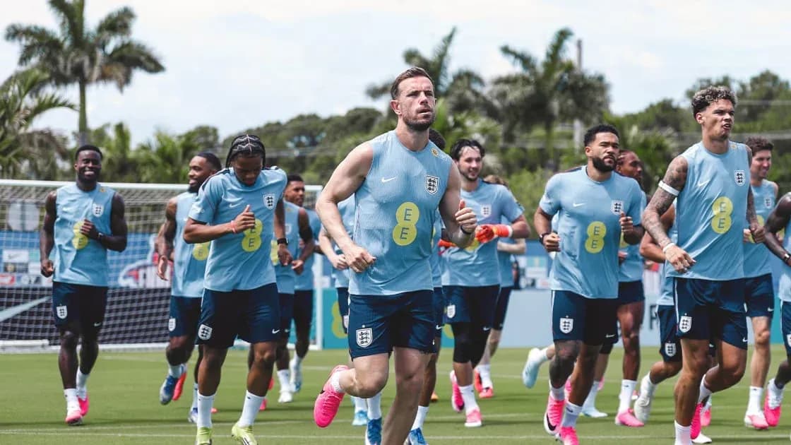 Jugadores de Inglaterra corriendo en entrenamiento