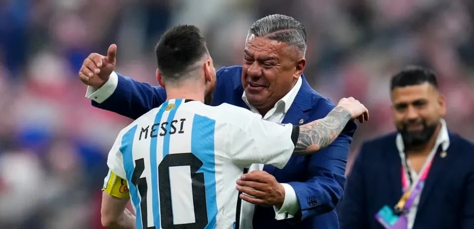 Lionel Messi abrazando a un dirigente después del partido