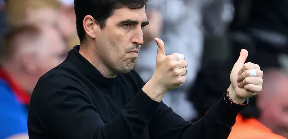 Entrenador dando señales con pulgares hacia arriba