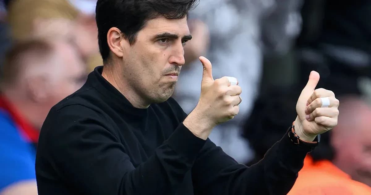 Entrenador dando señales con pulgares hacia arriba
