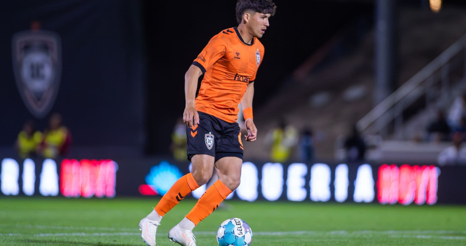Jugador de Orange County SC con balón en el campo