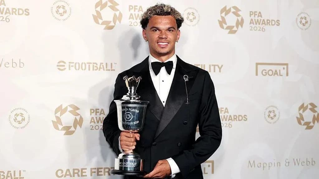 Jugador sosteniendo premio en ceremonia de PFA Awards 2026