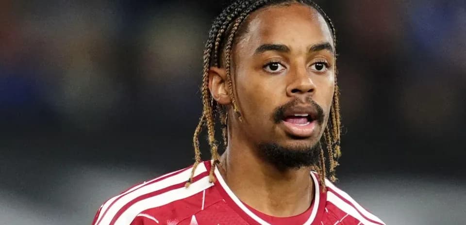 Jugador con camiseta roja durante el partido